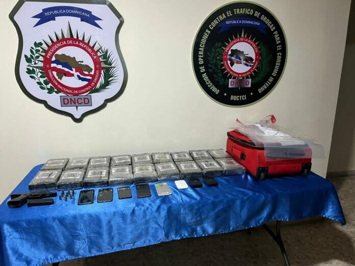 Arrestan tres en Los Alcarrizos con 18 paquetes de cocaína