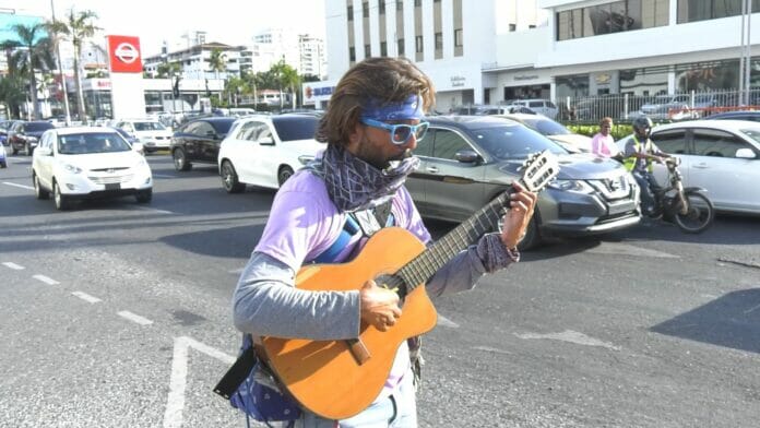 Para sobrevivir, cantante callejero brinda su arte