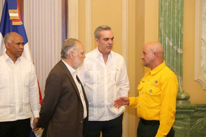 El presidente Luis Abinader calificó este viernes a los bomberos forestales como héroes de estos tiempos.