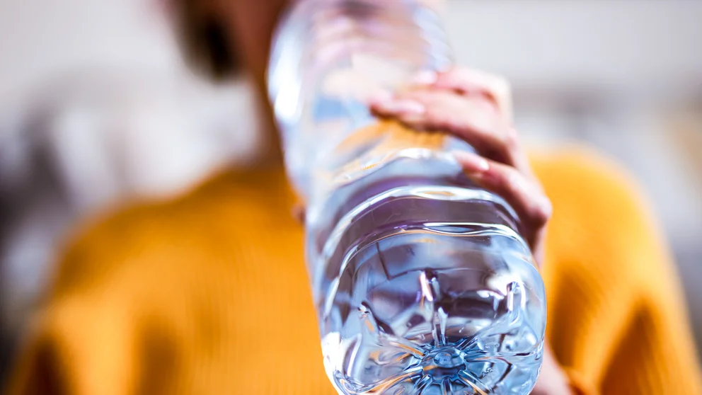 La ingesta de agua debe superar los dos litros diarios en personas con factores de riesgo para cálculos renales
