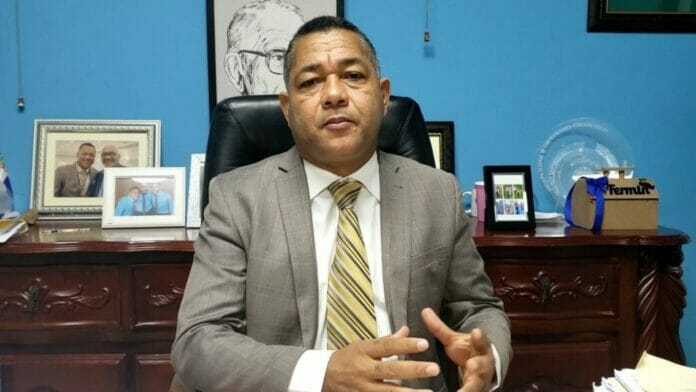 Alcalde de Boca Chica elimina cobro para acceder a la playa a conductores
