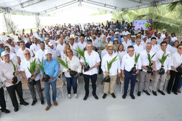 Presidente Luis Abinader anuncia plan nacional producción de coco
