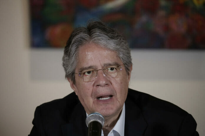 Presidente de Ecuador autoriza civiles lleven armas