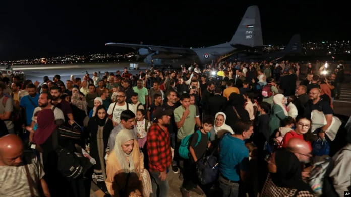 Países evacuan diplomáticos y ciudadanos fuera de Sudán