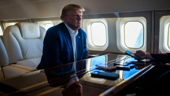 Expresidente Donald Trump regresa a Florida tras declararse 