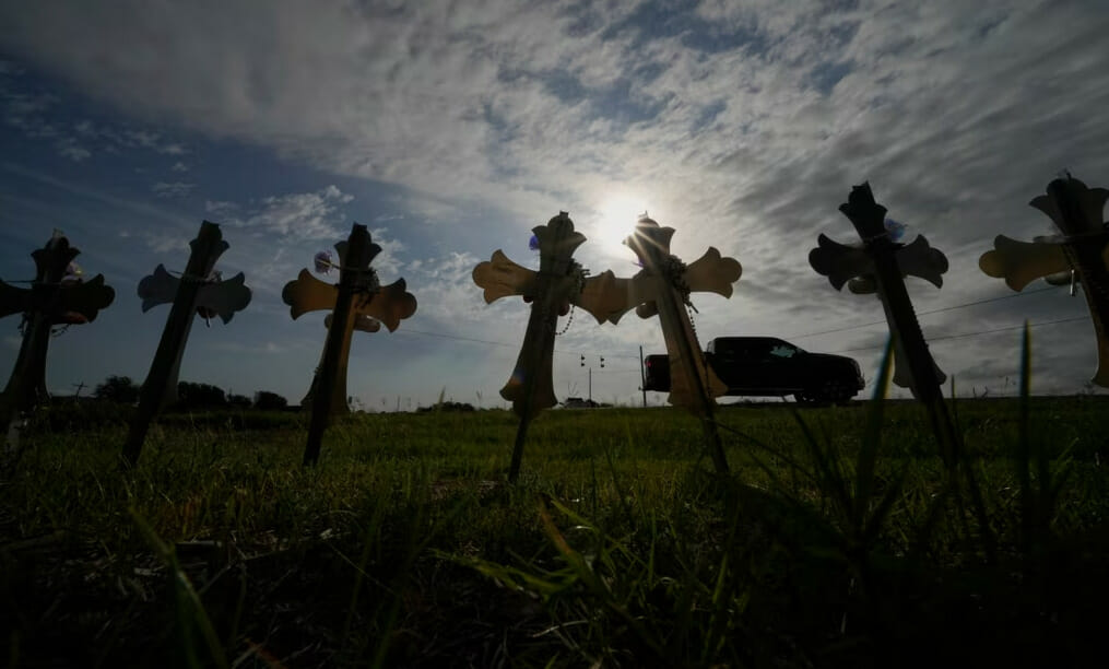 1. Hace un año, el 24 de mayo de 2022, 19 estudiantes y dos maestros fueron asesinados en un tiroteo masivo en la escuela de Uvalde, Texas. Hoy, familiares de las víctimas siguen esperando respuestas.