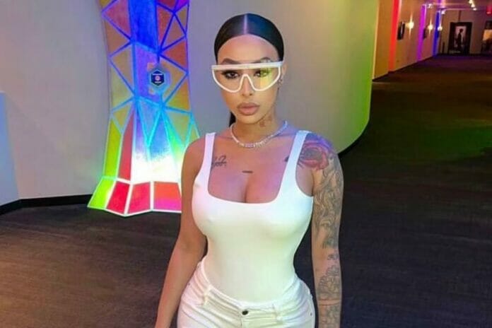 Yailin comparte foto con suero tras canción de Anuel a Karol G