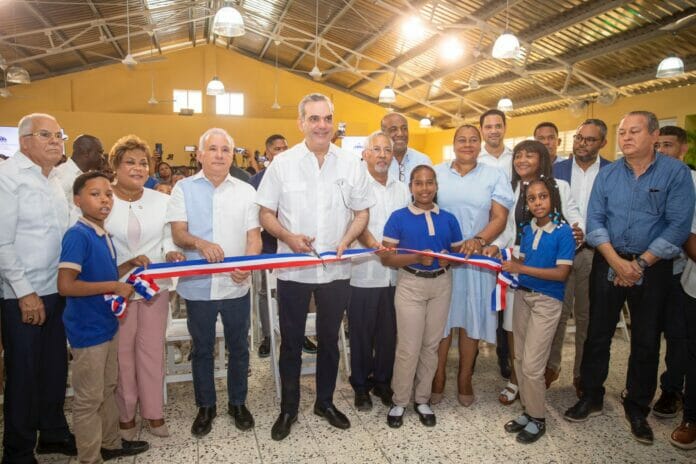 Abinader inaugura escuela en Los Guaricanos que beneficiará a 800 estudiantes