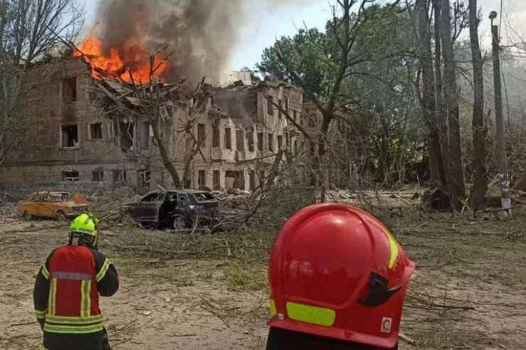 Una vista muestra una clínica fuertemente destruida por un ataque con misiles rusos, en medio del ataque de Rusia a Ucrania, en Dnipro, Ucrania, 26 de mayo de 2023.
