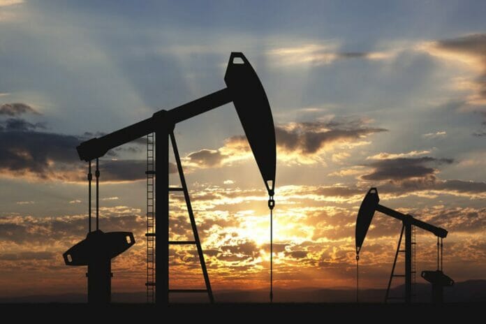 Barril de petróleo cae un 2% tras los débiles datos económicos de EEUU y China