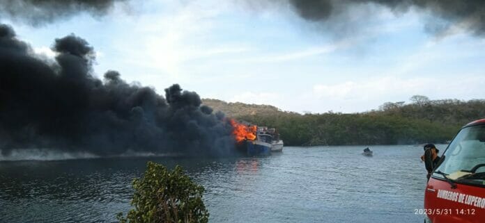 Tres embarcaciones se incendian de manera simultánea en la Bahía de Luperón
