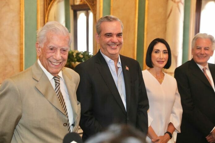 Conceden ciudadanía dominicana a escritor Mario Vargas Llosa
