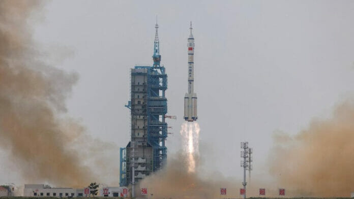 China lanza al espacio la primera misión tripulada por un civil