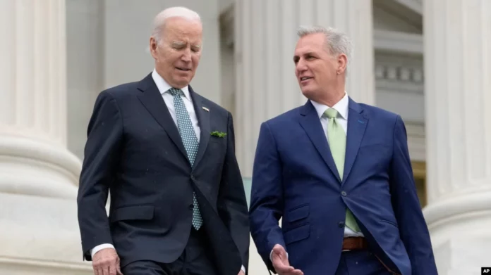 Biden y McCarthy reanudan negociaciones sobre techo de la deuda