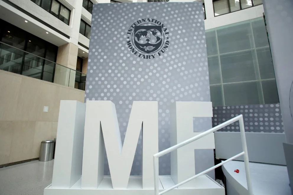 El logo del Fondo Monetario Internacional en la sede al final de las reuniones anuales del FMI y el Banco Mundial en Washington, Estados Unidos