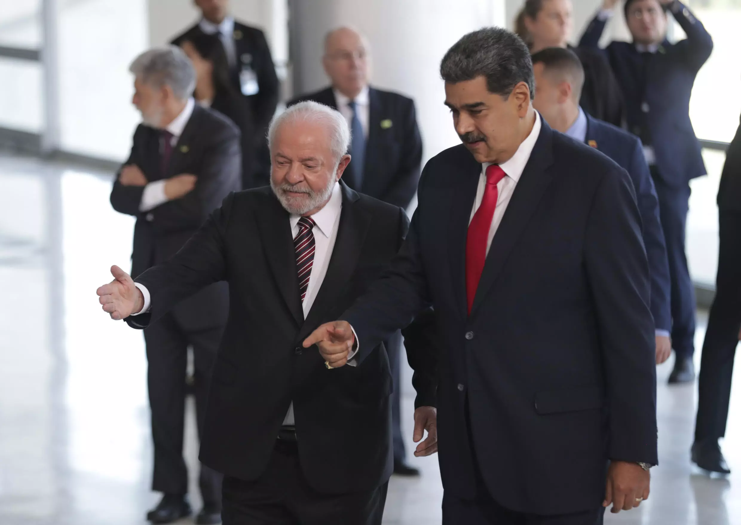 El presidente de Brasil, Luiz Inácio 'Lula' da Silva, a la izquierda, recibe al presidente de Venezuela, Nicolás Maduro, antes de una reunión bilateral en el Palacio de Planalto. En Brasilia, Brasil, el 29 de mayo de 2023.