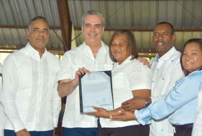 Abinader entrega títulos de propiedad a residentes de La Victoria