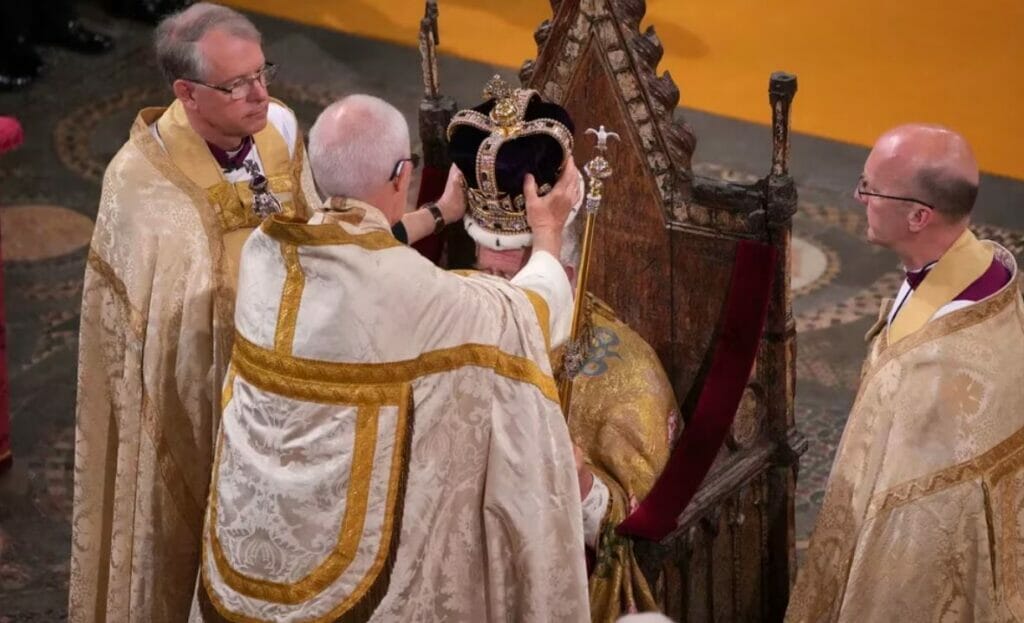 Obispo coloca la corona al rey Carlos III