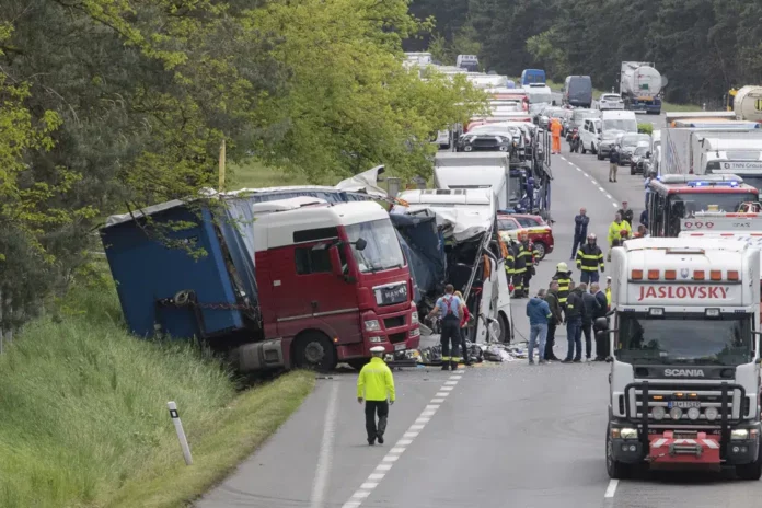 Choque autobús con camión en Eslovaquia y deja un muerto y 59 heridos