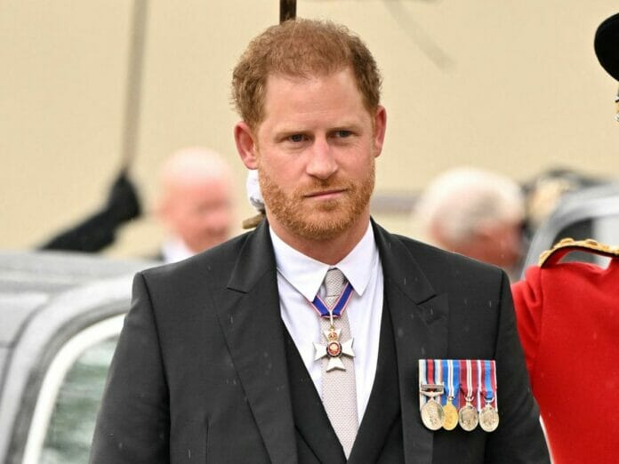 Principe Harry asiste a coronación de rey Carlos III