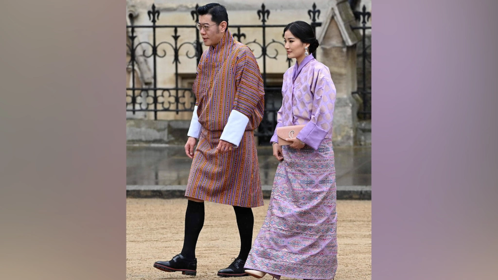 El rey Jigme Khesar Namgyel Wangchuck de Bután y la reina Jetsun Pema de Bután también vestían trajes tradicionales. Crédito: Stuart C. Wilson/Getty Images