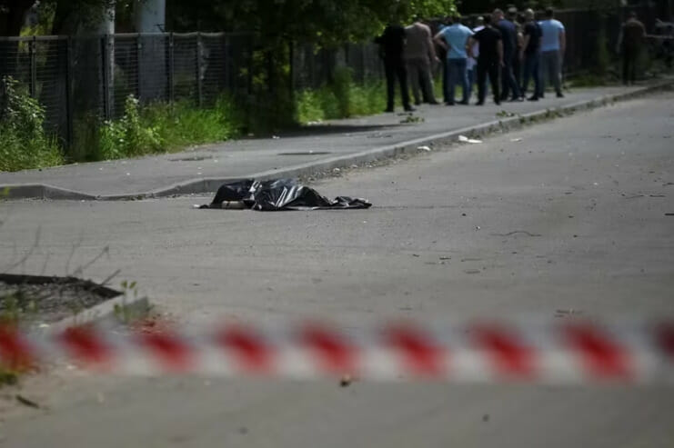 El cuerpo de una de las víctimas del ataque a la clínica en Dnipro.