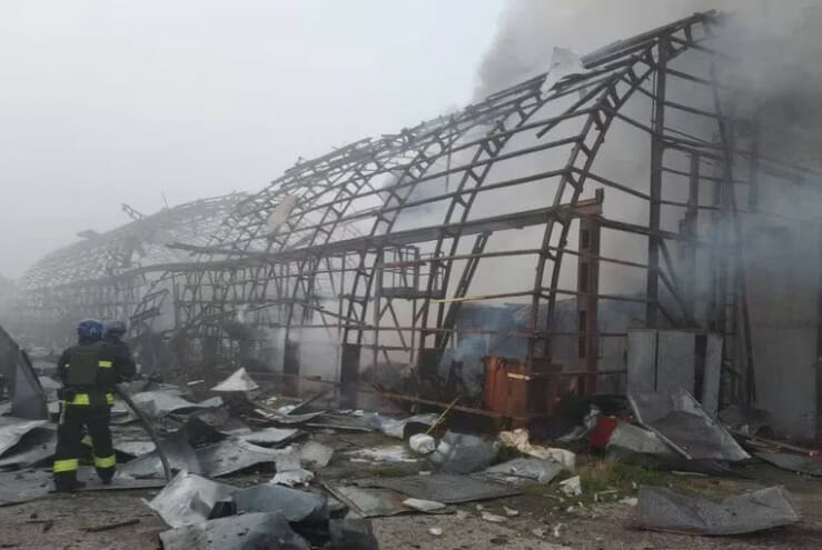 Los bomberos trabajan en las instalaciones de una empresa de transporte dañada por un ataque con misiles rusos, en medio del ataque de Rusia a Ucrania, en Dnipro, Ucrania, el 26 de mayo de 2023.