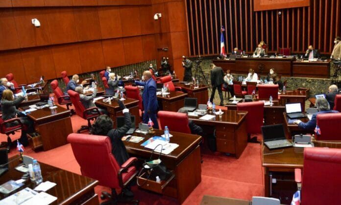 Congresistas opositores abandonan sesión en protesta contra resolución JCE