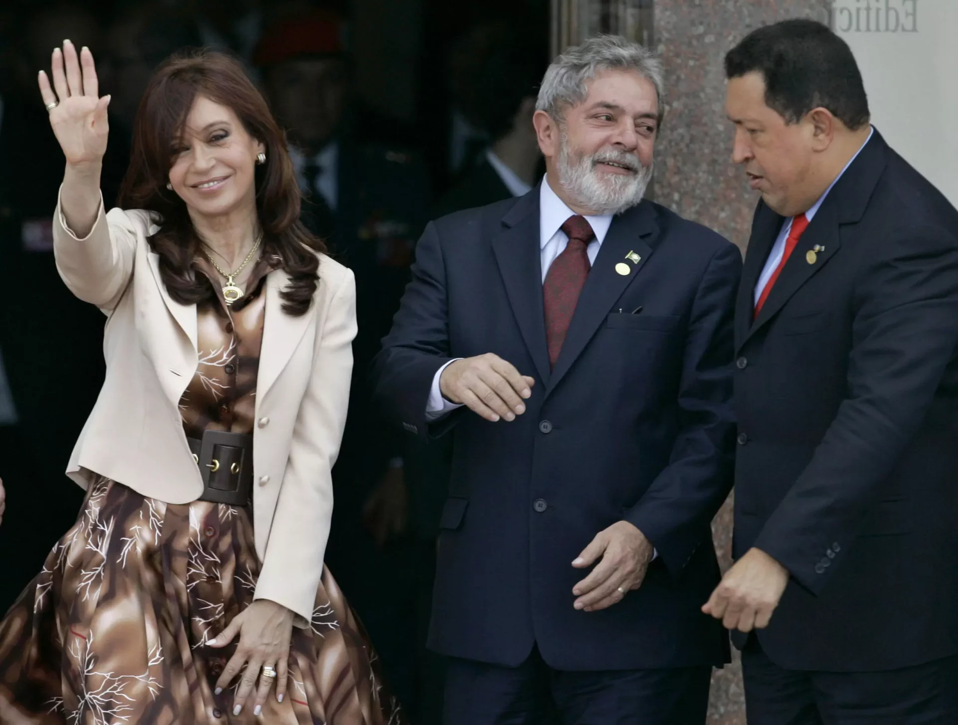 En esta foto de archivo del 18 de diciembre de 2007, la presidenta de Argentina, Cristina Fernández, a la izquierda, saluda a los fotógrafos mientras el presidente de Brasil, Luiz Inacio 'Lula' da Silva, en el centro, habla con el presidente de Venezuela, Hugo Chávez en Montevideo, Uruguay.