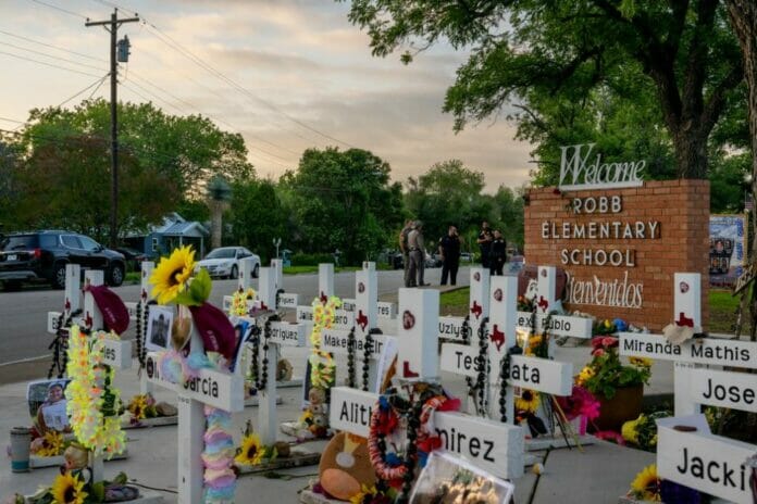 A un año del tiroteo masivo en que murieron 19 niños y dos maestros en Uvalde, Texas