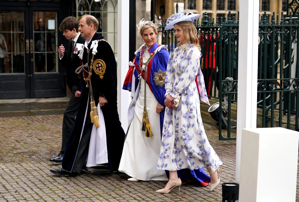 El duque y la duquesa de Edimburgo llegan con Lady Louise Windsor (derecha) y el conde de Wessex (izquierda) a la Abadía de Westminster, en el centro de Londres, antes de la ceremonia de coronación del rey Carlos III y la reina Camila. Fecha de la imagen: sábado 6 de mayo de 2023. (Press Association vía AP Images)