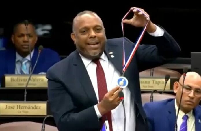 Otorgan medalla al presidente que más préstamos ha tomado sin hacer nada