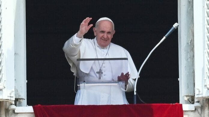 Papa Francisco regresa al Vaticano tras visitar clínica de Roma