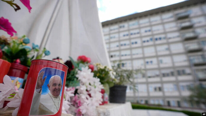 Papa Francisco sigue misa en televisión de hospital, almuerza con personal médico