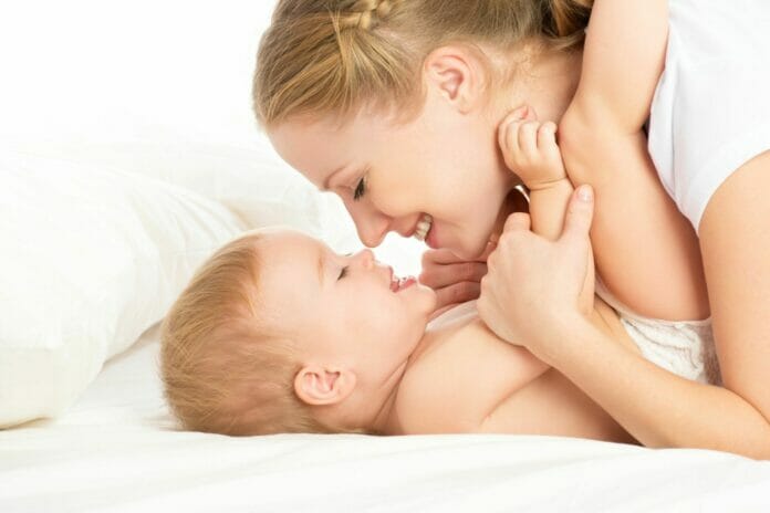 ¿Por qué los adultos NO deben besar en la boca a los bebés?