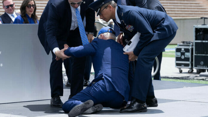 Biden sufre caída durante ceremonia de graduación de la Fuerza Aérea