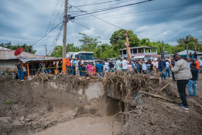 Deslizamientos y colapso de muros incomunican comunidades sureñas tras lluvias