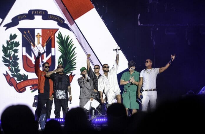 Arcángel lleva decenas de invitados ante un Quisqueya repleto