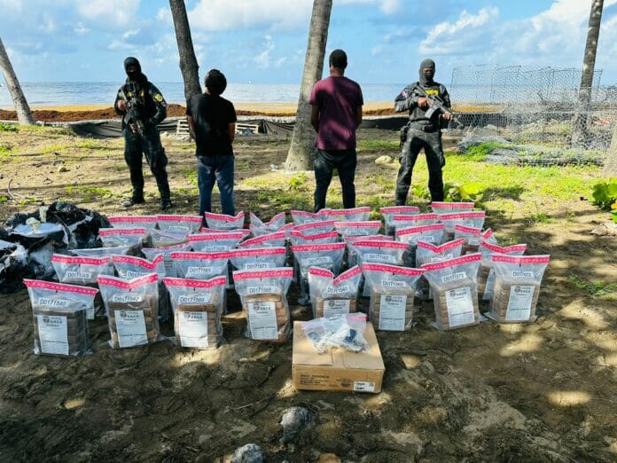 Ocupan 240 paquetes de posible cocaína en Costas de SDE; apresan dos