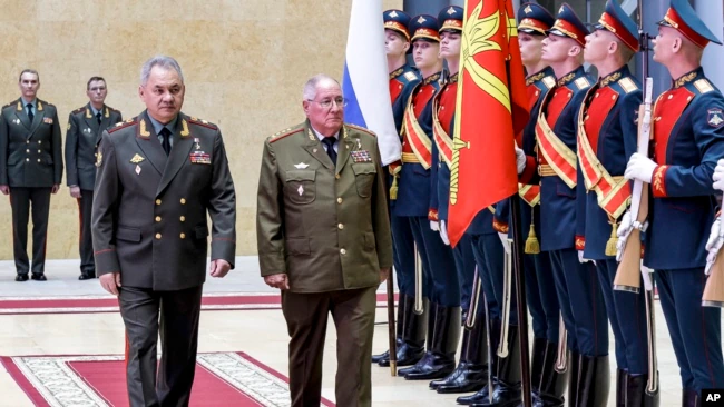 Ministros de Defensa de Cuba y Rusia discuten proyectos 'técnicos militares' conjuntos