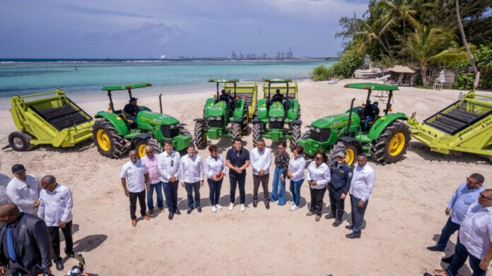 Ministro Collado entrega equipos para limpieza de playas