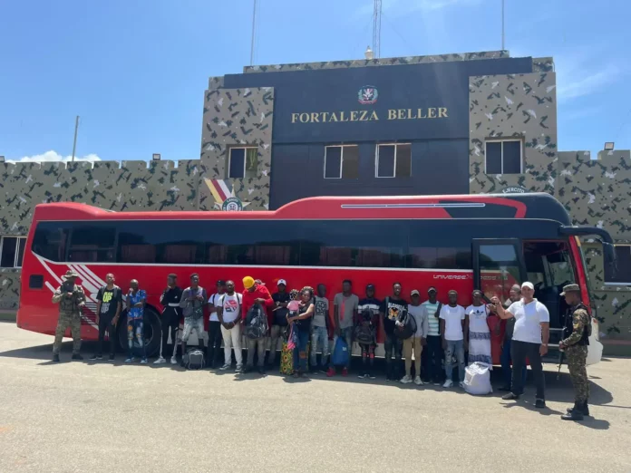 Ejército Dominicano detiene autobús que transportaba un cubano y18 haitianos ilegales