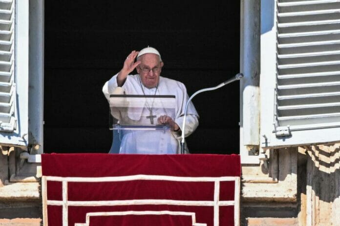 El papa reanuda actividades en Roma tras cirugía; miles lo vitorean