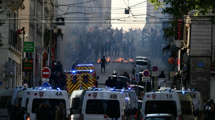 Francia saca vehículos blindados para hacer frente a los disturbios