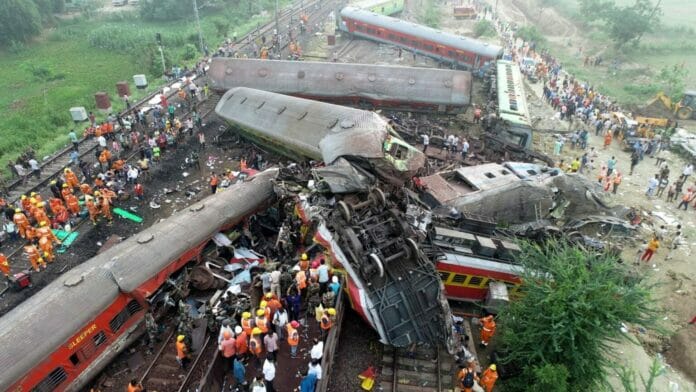 Accidente de trenes en India: Aumentan a más de 300 los muertos