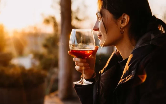 Los beneficios de tomar una copa vino tinto para la salud
