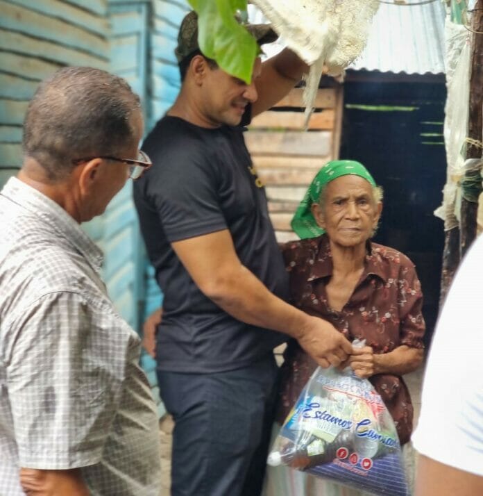 Apoyo humanitario: Dayvis Soto asiste a sectores afectados por las lluvias en Azua