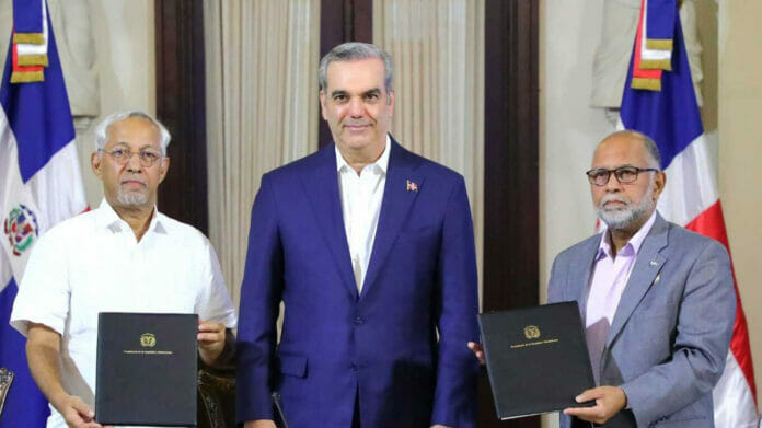 Gobierno y ADP firman convenio sobre salarios, pensiones y jubilaciones para maestros