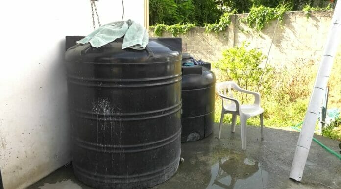 Residentes de Los Guaricanos reciben agua potable sucia y maloliente