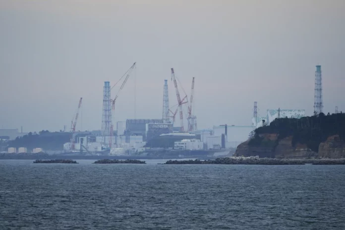 Japón busca deshacerse de agua radiactiva en planta nuclear destruida por tsunami de 2011